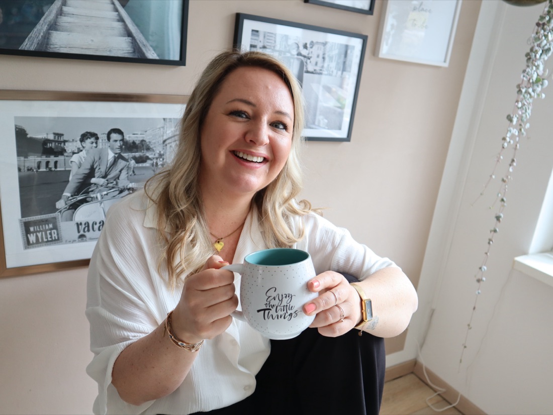 Anke Gropengießer-Fritz mit ihrer Lieblingstasse